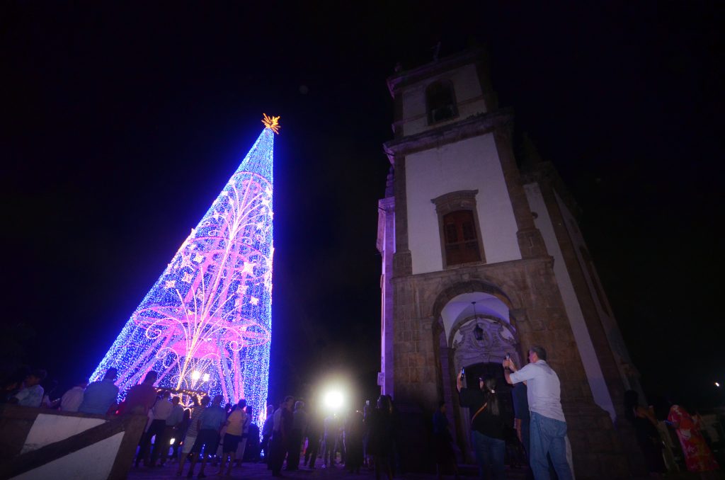 Árvore de Natal da Igreja da Glória do Outeiro é inspirada no manto azul de  Nossa Senhora – Arquidiocese de São Sebastião do Rio de Janeiro