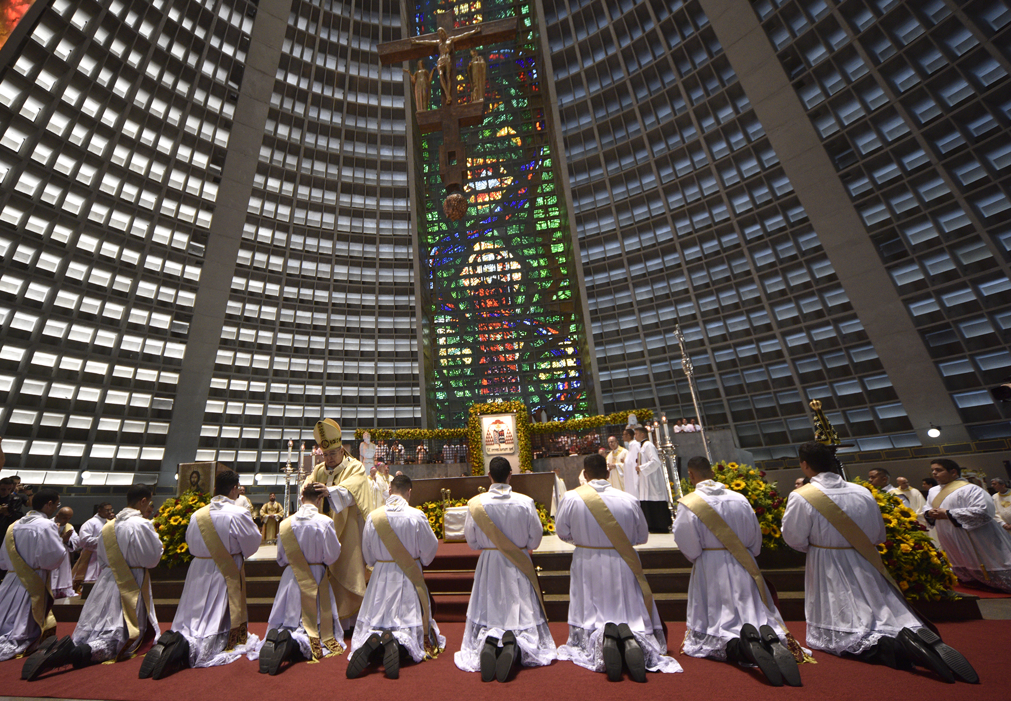 Dom Orani celebra 29 anos de episcopado durante a ordenação de 19 padres para a Igreja